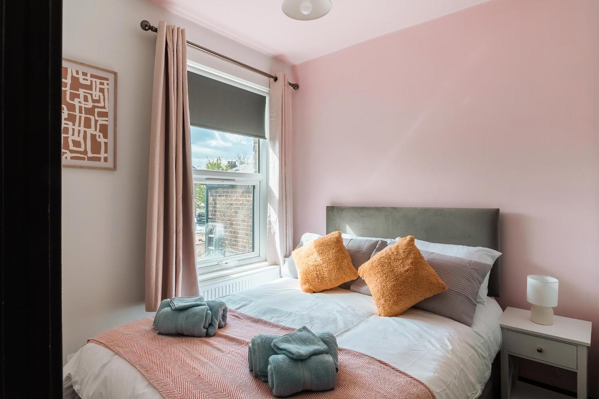 Edmonton - 4 Bedrooms, Sleeps 8, 3 Bathroom Contractor Base Feriehus London