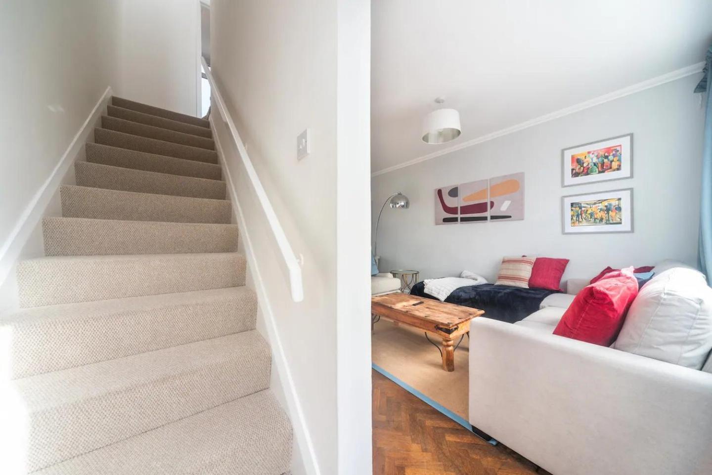 Pass The Keys Elegant Spacious Flat With Large Patio - Short Walk To Trains * London