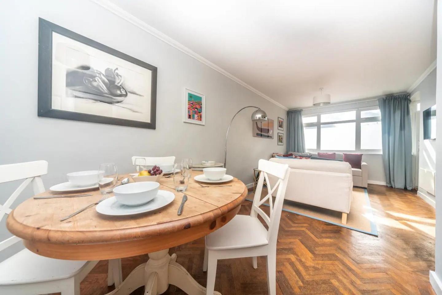 Apartment Pass The Keys Elegant Spacious Flat With Large Patio - Short Walk To Trains *