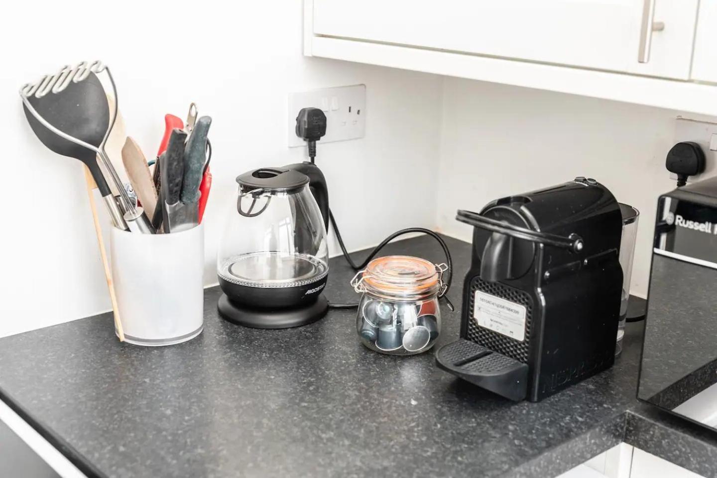Apartment Pass The Keys Elegant Spacious Flat With Large Patio - Short Walk To Trains