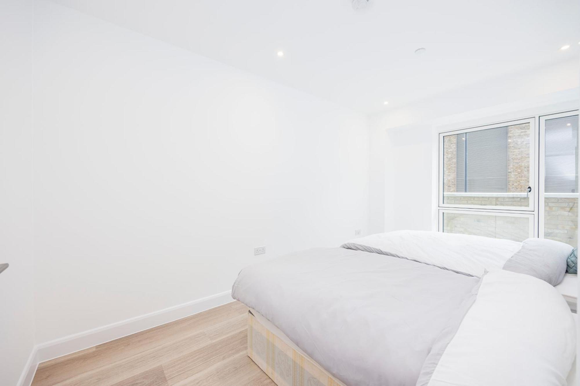 Apartment Heads On Bed- Excel Royal Victoria Dock O2 *