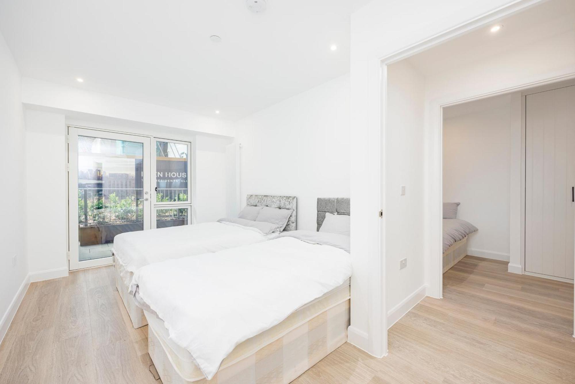 Heads On Bed- Excel Royal Victoria Dock O2 Apartment