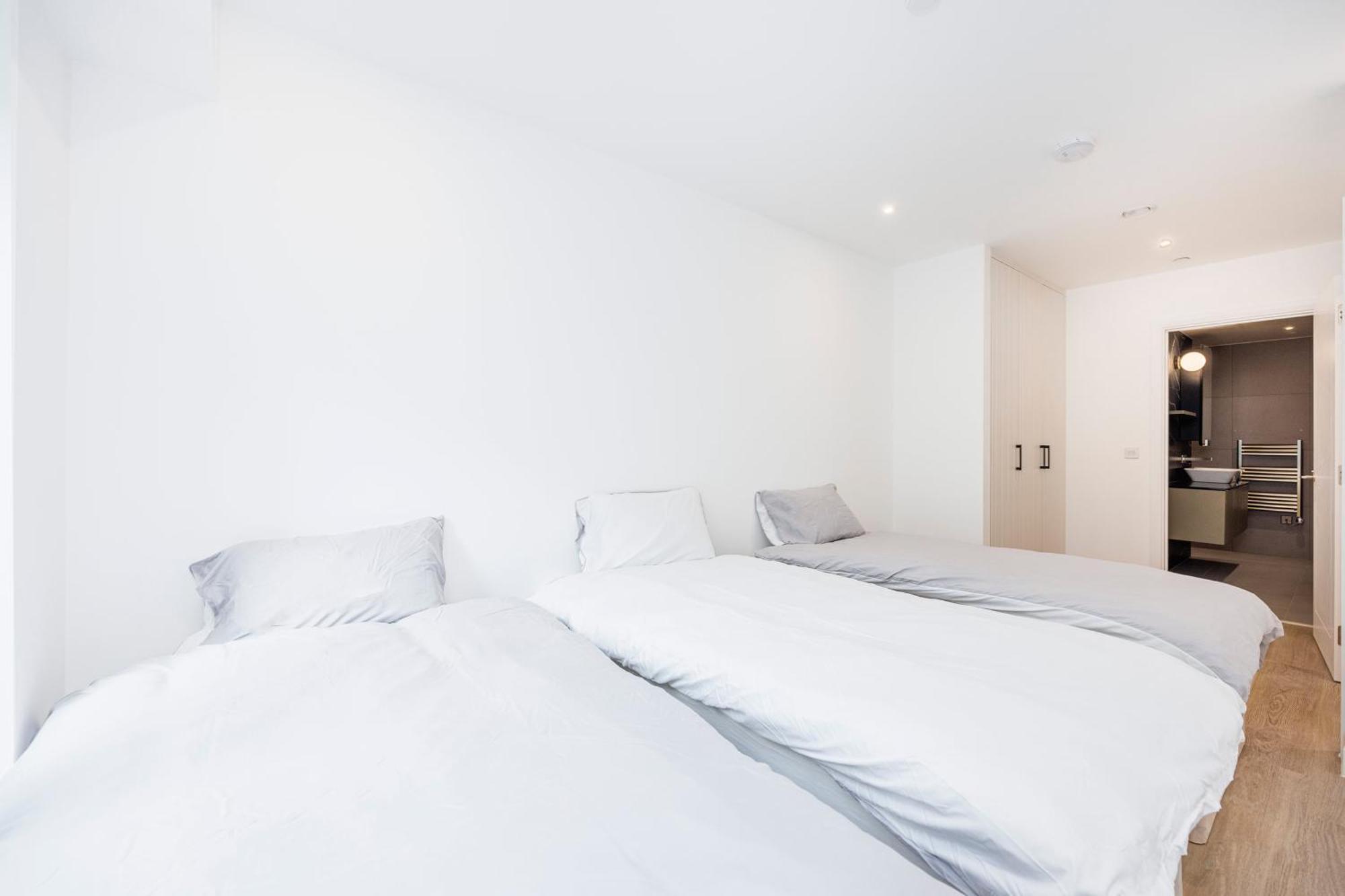 Heads On Bed- Excel Royal Victoria Dock O2 Apartment London