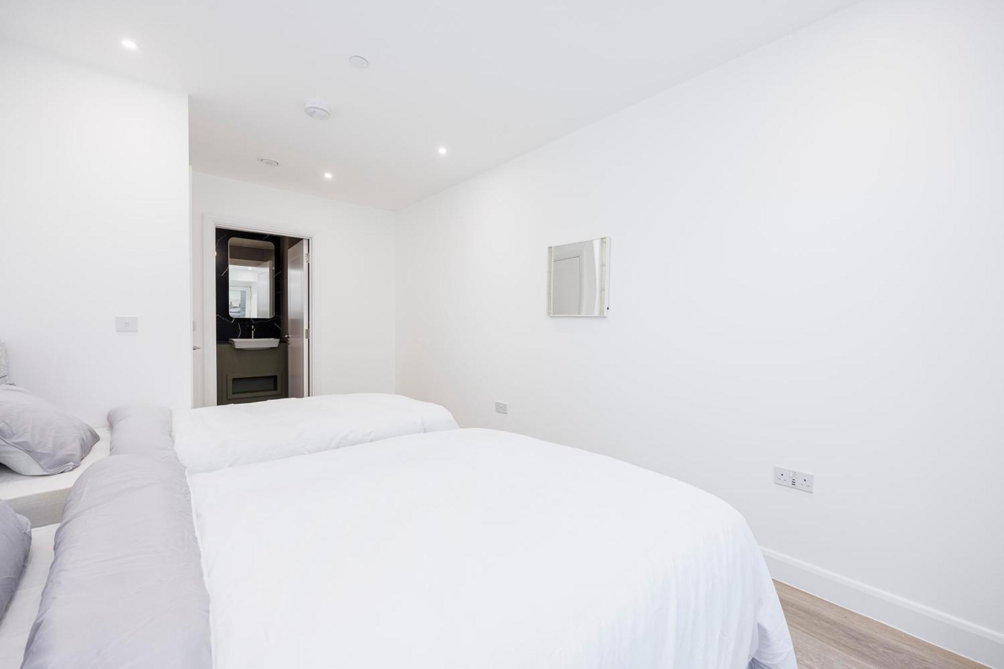 Heads On Bed- Excel Royal Victoria Dock O2 Apartment London