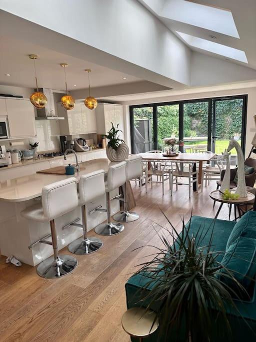 With Balcony Overlooking A Garden Homestay London
