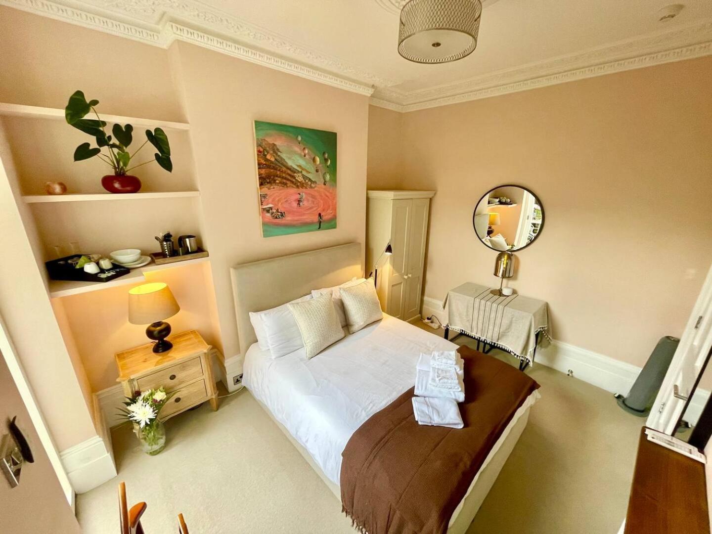 Luxury King-bed Ensuite With Quiet Private Patio Semesterbostad *