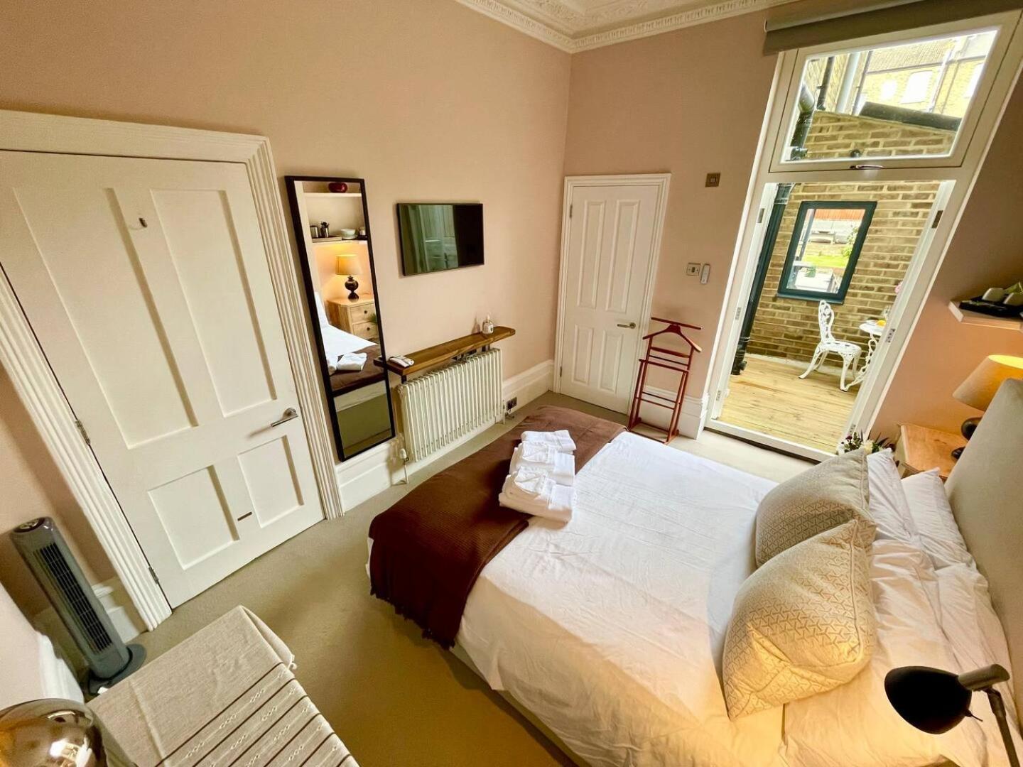 Semesterbostad Luxury King-bed Ensuite With Quiet Private Patio