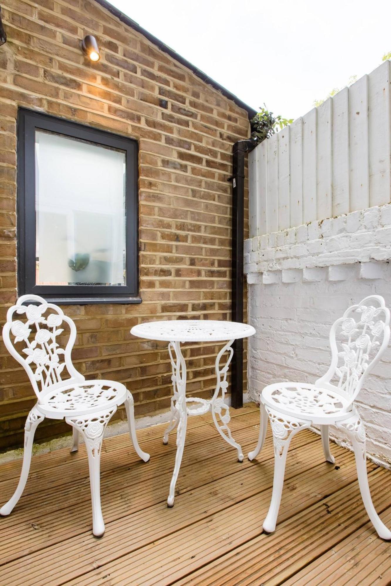 Luxury King-bed Ensuite With Quiet Private Patio Semesterbostad *