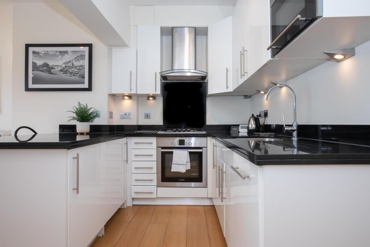 Bright & Spacious Floor In Chelsea Londra