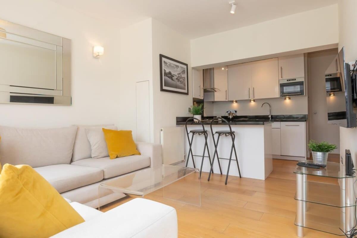Bright & Spacious Floor In Chelsea * Londra