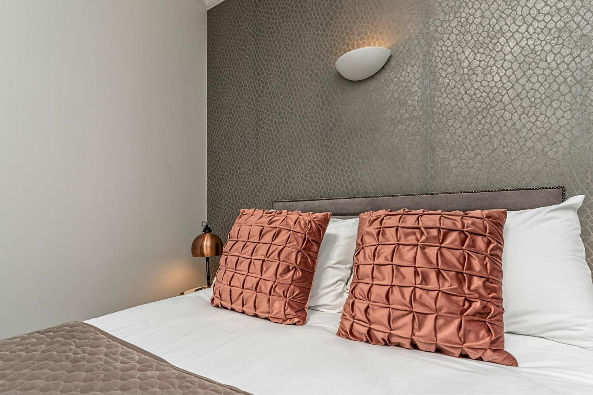 The Secret Kensington Garden Mews-2 Bedroom Full House-2 Train Lines- Spacious-kings Road- Harrods -chelsea Stadium-private Small Patio Semesterbostad