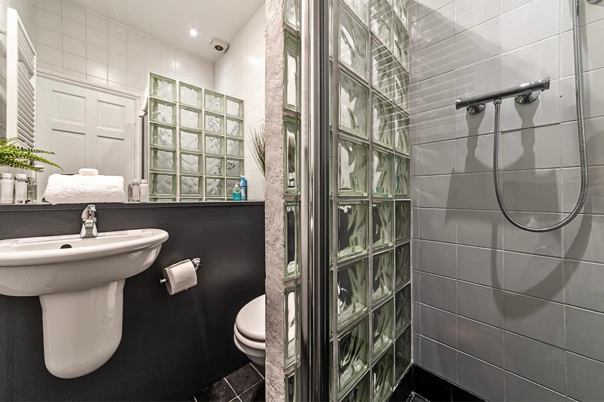 Semesterbostad The Secret Kensington Garden Mews-2 Bedroom Full House-2 Train Lines- Spacious-kings Road- Harrods -chelsea Stadium-private Small Patio *