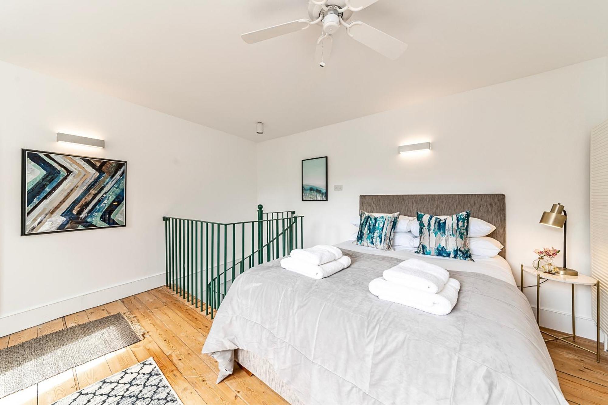 Semesterbostad The Secret Kensington Garden Mews-2 Bedroom Full House-2 Train Lines- Spacious-kings Road- Harrods -chelsea Stadium-private Small Patio London