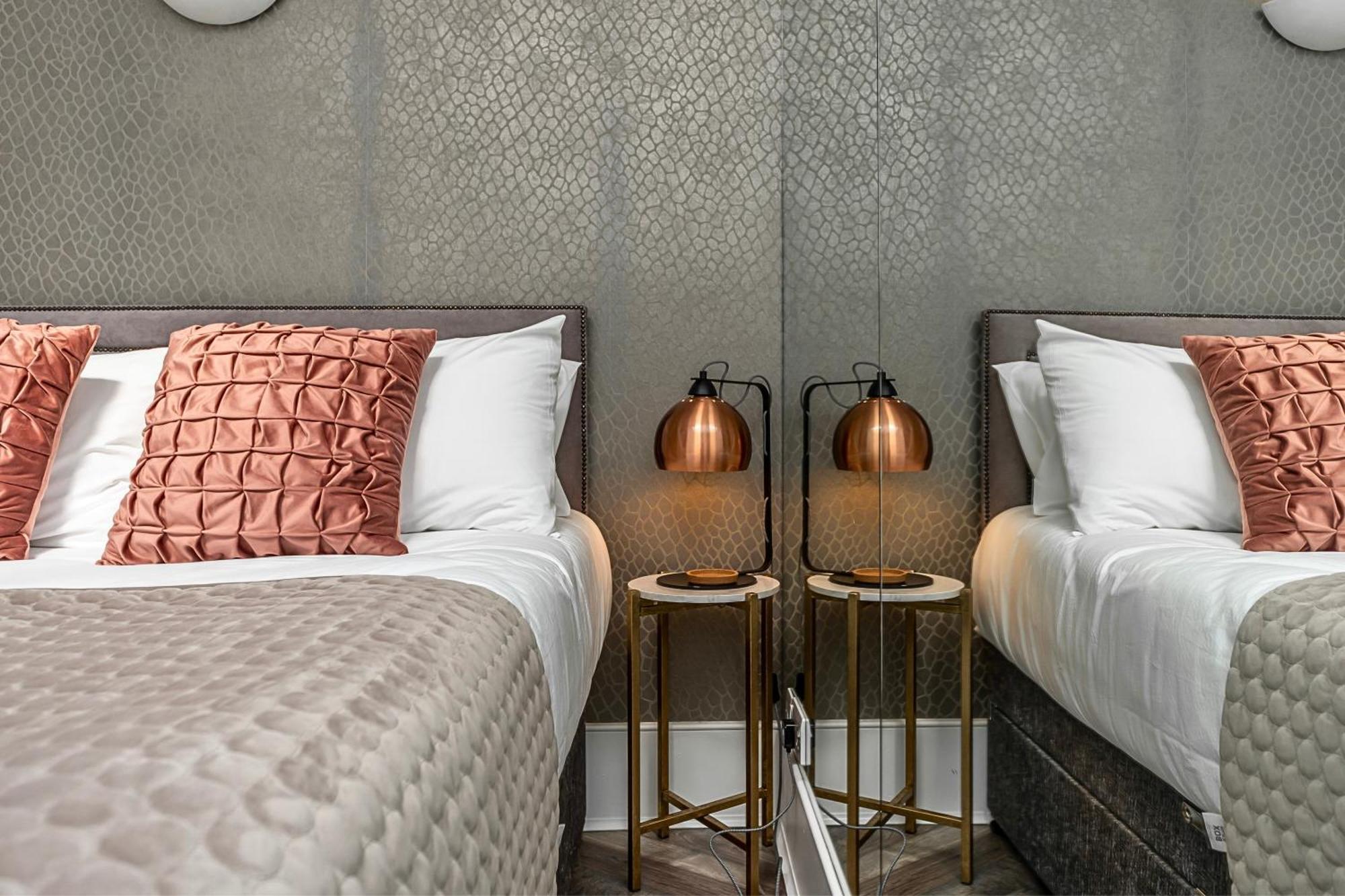 Semesterbostad The Secret Kensington Garden Mews-2 Bedroom Full House-2 Train Lines- Spacious-kings Road- Harrods -chelsea Stadium-private Small Patio