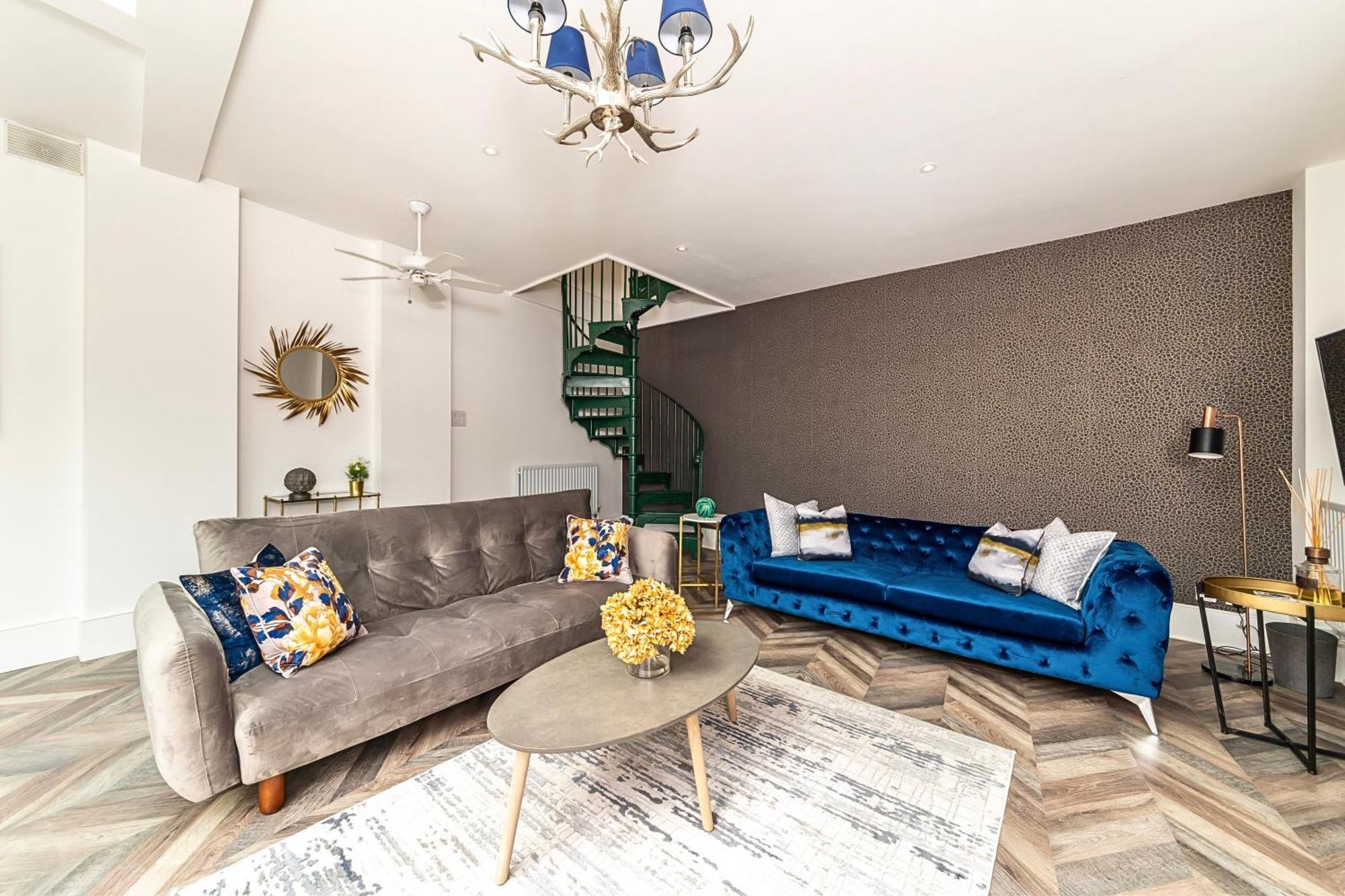 The Secret Kensington Garden Mews-2 Bedroom Full House-2 Train Lines- Spacious-kings Road- Harrods -chelsea Stadium-private Small Patio Semesterbostad London
