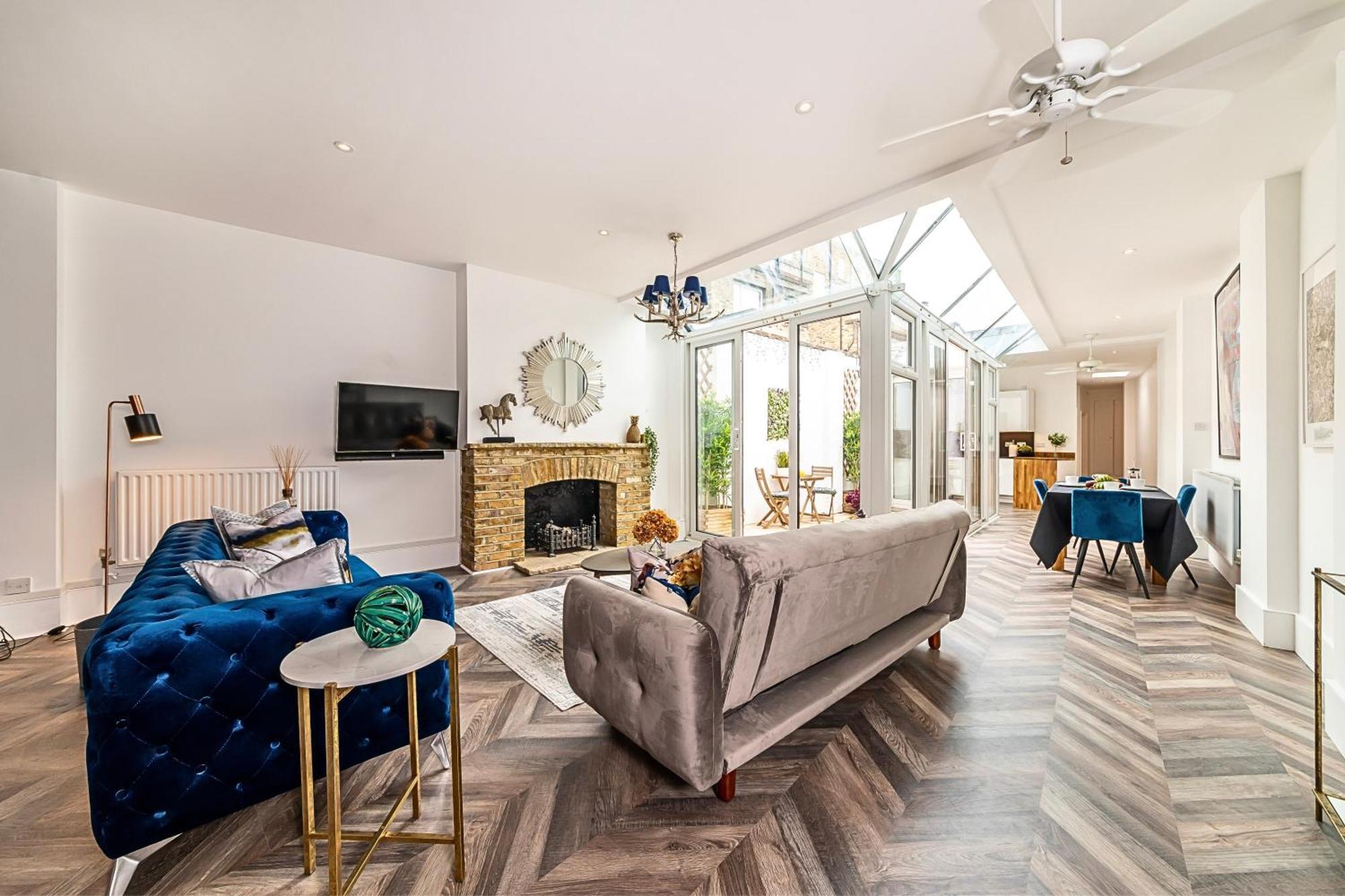 The Secret Kensington Garden Mews-2 Bedroom Full House-2 Train Lines- Spacious-kings Road- Harrods -chelsea Stadium-private Small Patio Semesterbostad