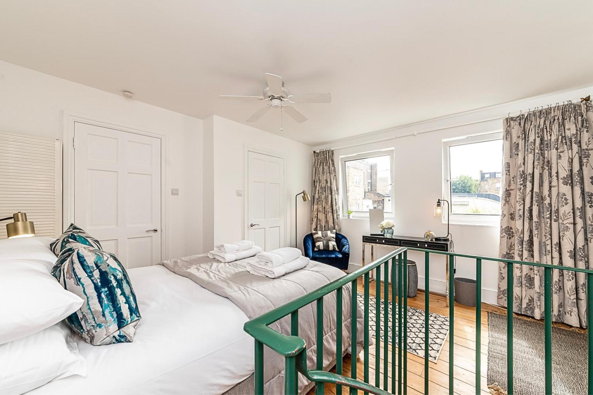 The Secret Kensington Garden Mews-2 Bedroom Full House-2 Train Lines- Spacious-kings Road- Harrods -chelsea Stadium-private Small Patio Semesterbostad