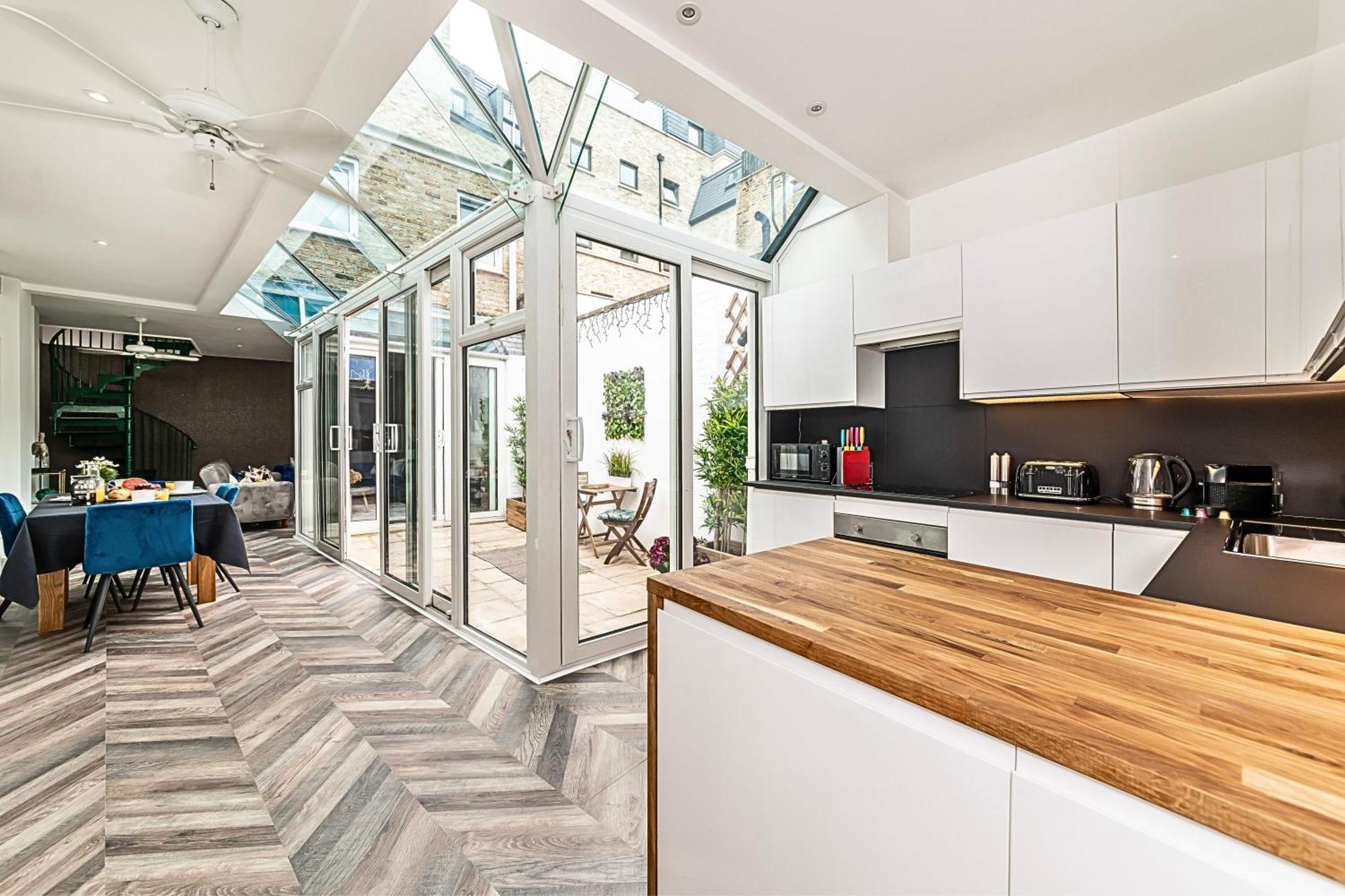 Semesterbostad The Secret Kensington Garden Mews-2 Bedroom Full House-2 Train Lines- Spacious-kings Road- Harrods -chelsea Stadium-private Small Patio London