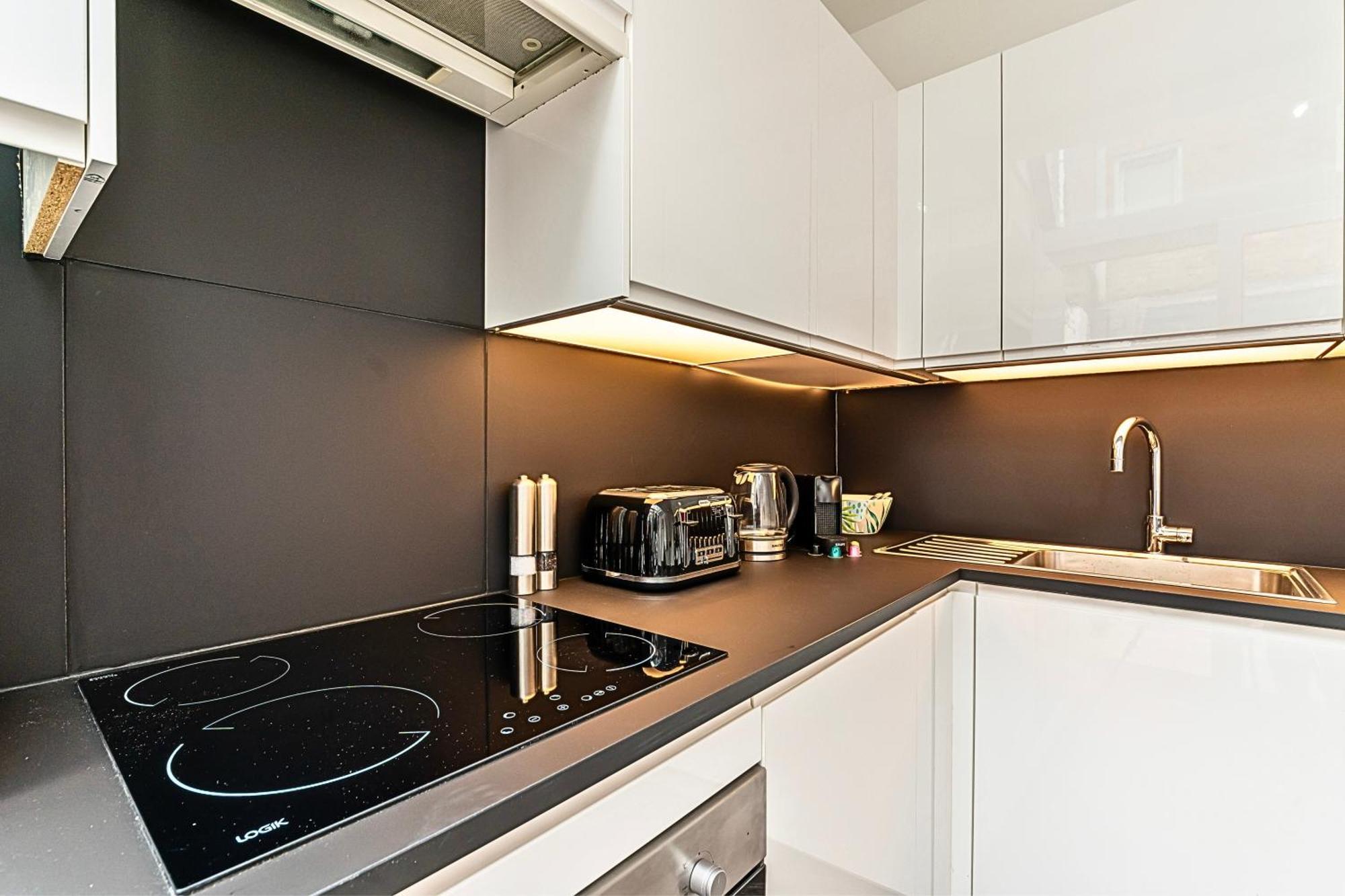 Semesterbostad The Secret Kensington Garden Mews-2 Bedroom Full House-2 Train Lines- Spacious-kings Road- Harrods -chelsea Stadium-private Small Patio