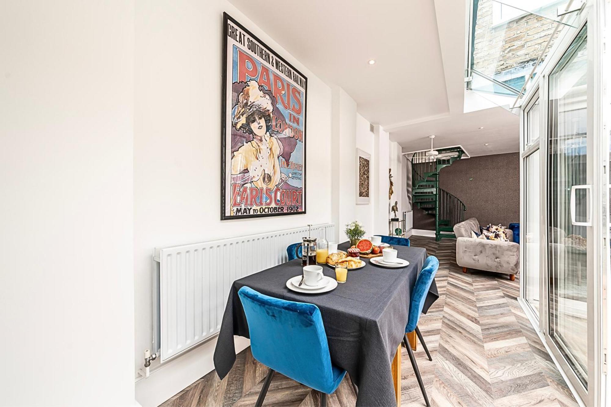 The Secret Kensington Garden Mews-2 Bedroom Full House-2 Train Lines- Spacious-kings Road- Harrods -chelsea Stadium-private Small Patio Semesterbostad London