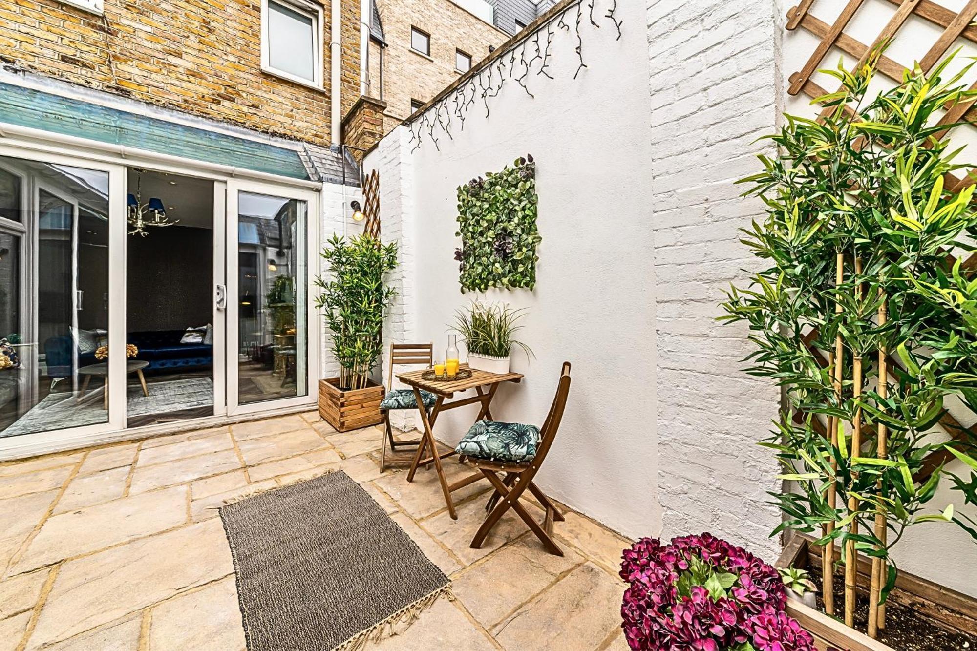 Semesterbostad The Secret Kensington Garden Mews-2 Bedroom Full House-2 Train Lines- Spacious-kings Road- Harrods -chelsea Stadium-private Small Patio *