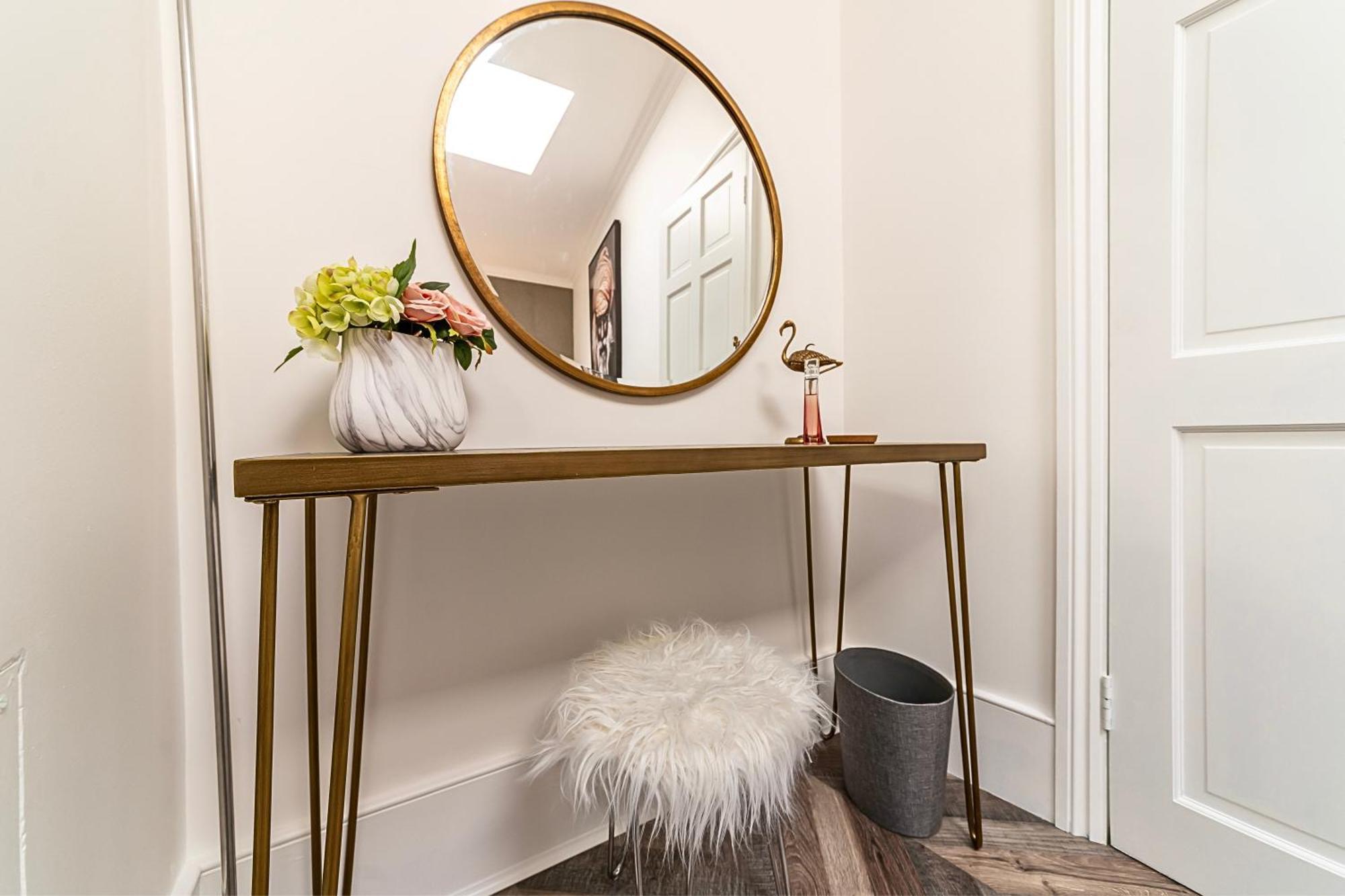 The Secret Kensington Garden Mews-2 Bedroom Full House-2 Train Lines- Spacious-kings Road- Harrods -chelsea Stadium-private Small Patio Semesterbostad *
