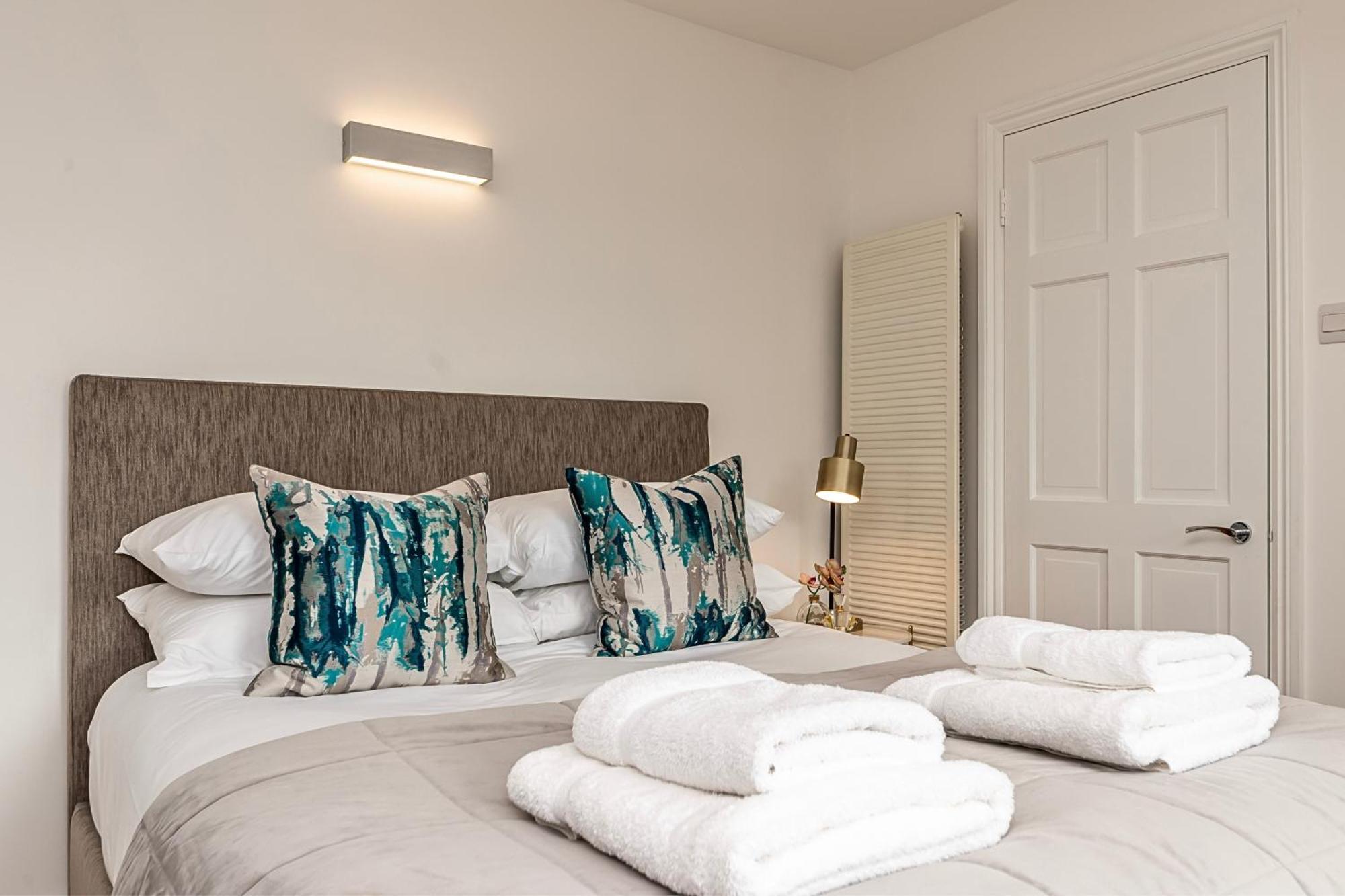 Semesterbostad The Secret Kensington Garden Mews-2 Bedroom Full House-2 Train Lines- Spacious-kings Road- Harrods -chelsea Stadium-private Small Patio London