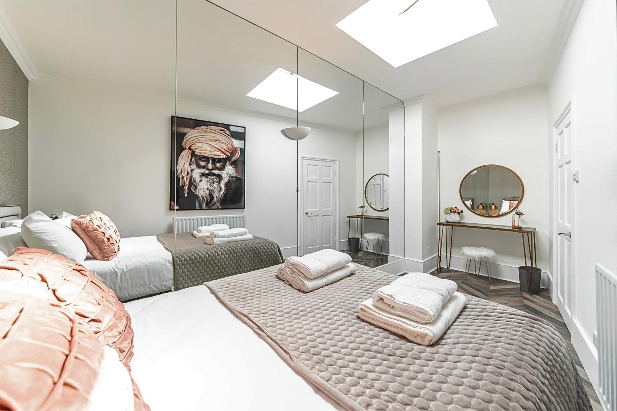 Semesterbostad The Secret Kensington Garden Mews-2 Bedroom Full House-2 Train Lines- Spacious-kings Road- Harrods -chelsea Stadium-private Small Patio