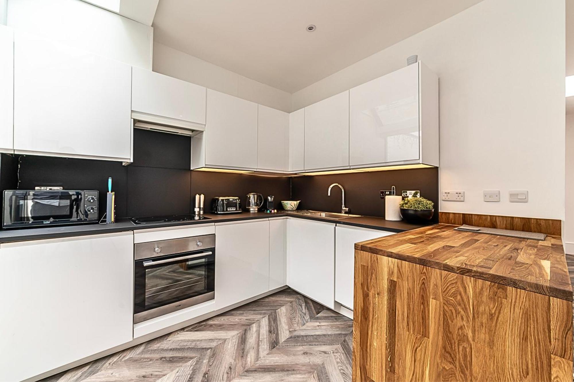 The Secret Kensington Garden Mews-2 Bedroom Full House-2 Train Lines- Spacious-kings Road- Harrods -chelsea Stadium-private Small Patio Semesterbostad London