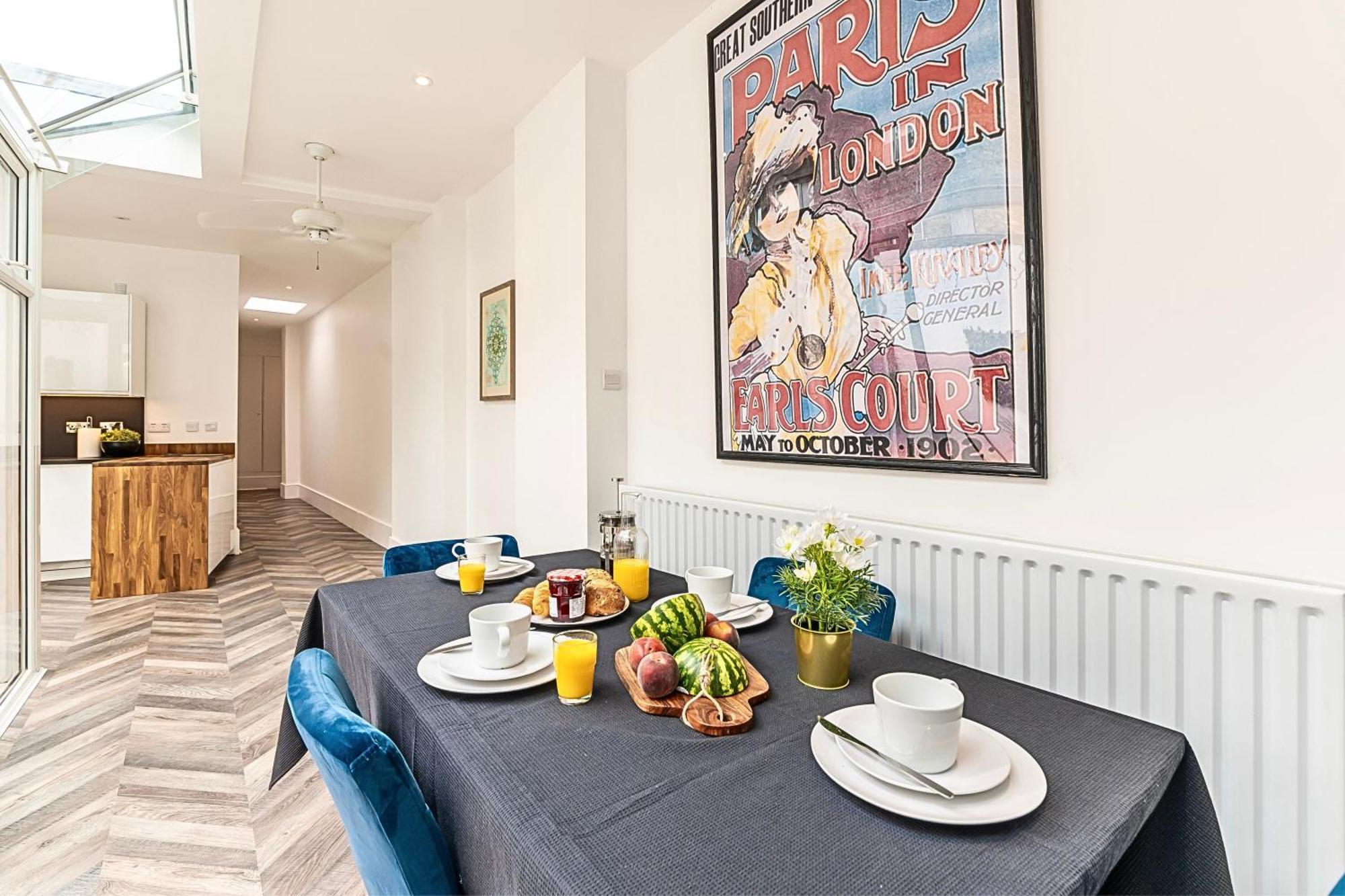 Semesterbostad The Secret Kensington Garden Mews-2 Bedroom Full House-2 Train Lines- Spacious-kings Road- Harrods -chelsea Stadium-private Small Patio London