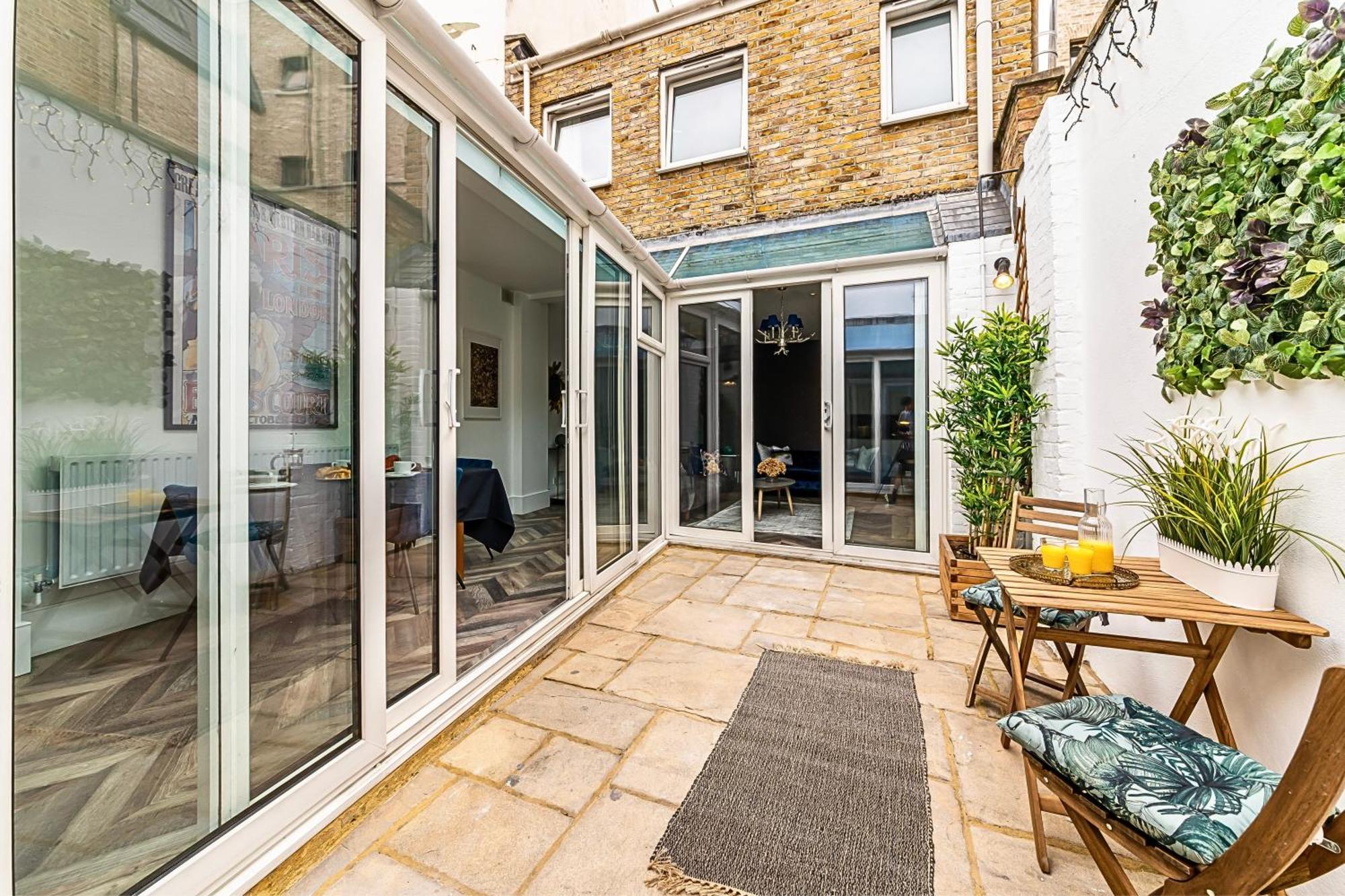 The Secret Kensington Garden Mews-2 Bedroom Full House-2 Train Lines- Spacious-kings Road- Harrods -chelsea Stadium-private Small Patio Semesterbostad *
