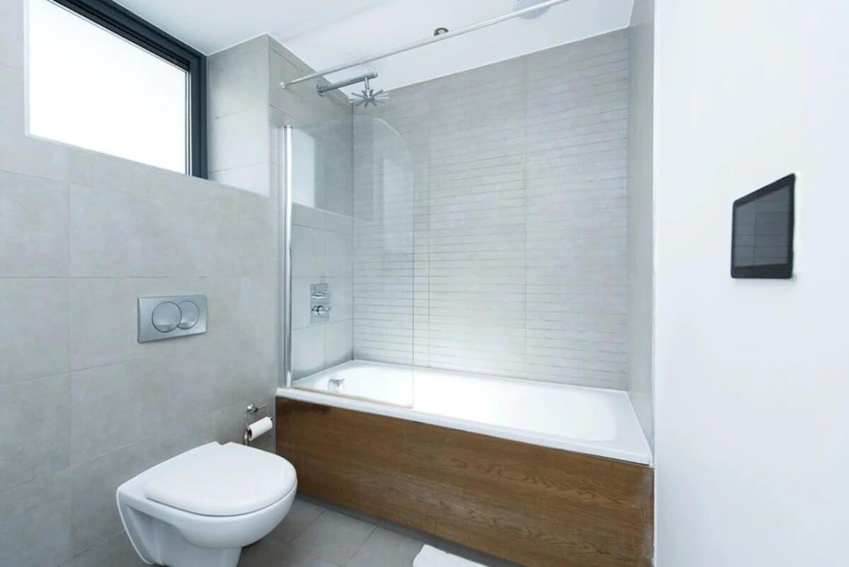 Modern 2 Bed W Balcony In Londen