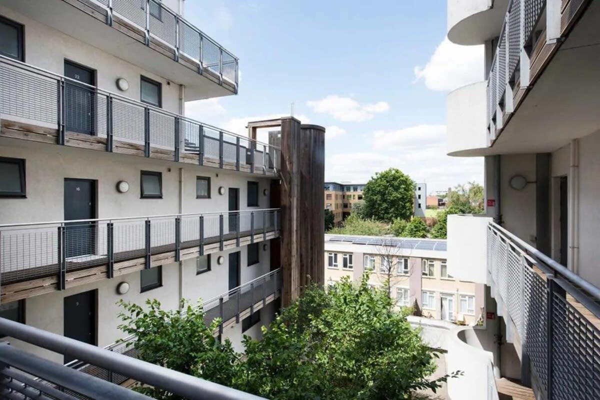 Modern 2 Bed W Balcony In Appartement