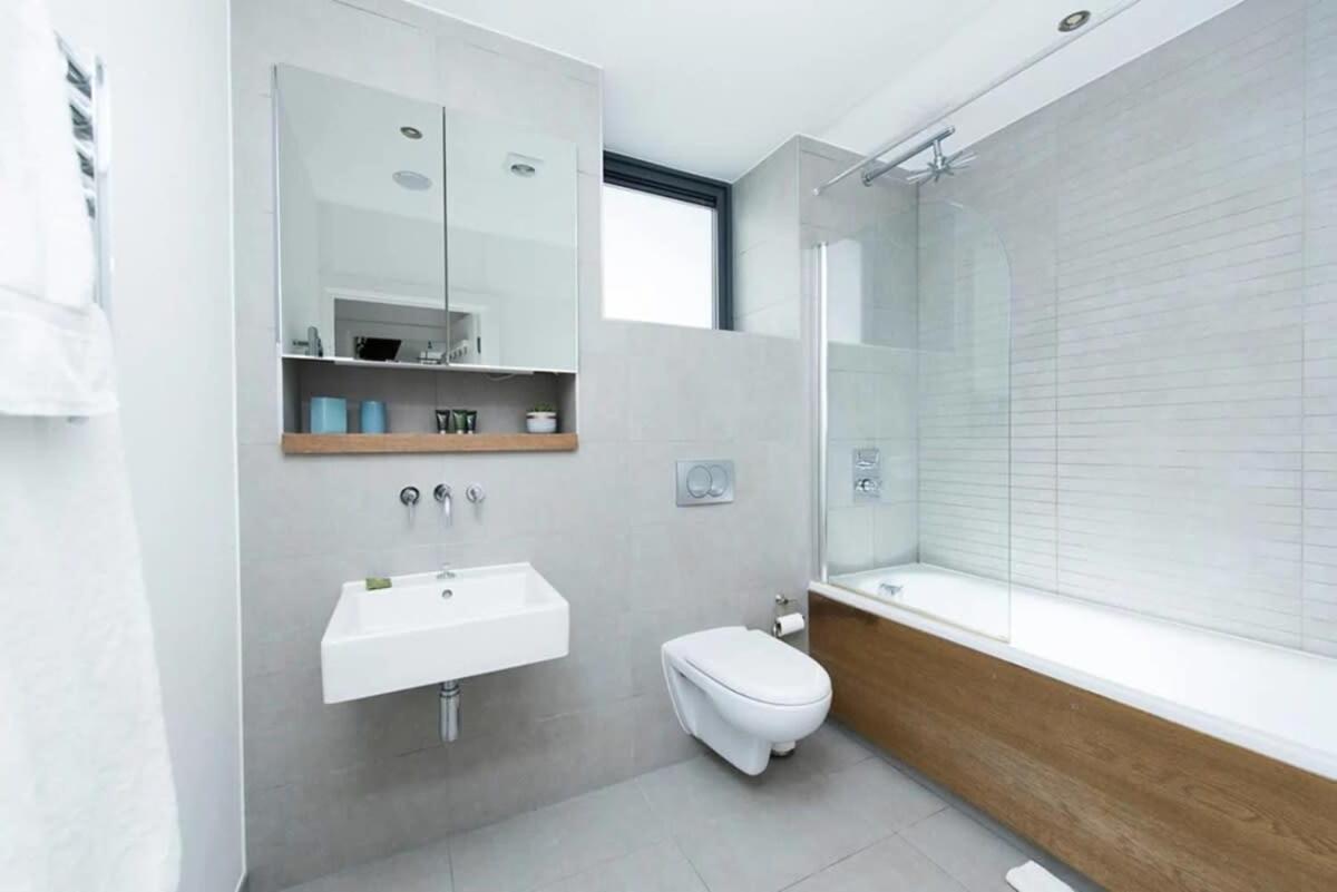 Modern 2 Bed W Balcony In Appartement Londen