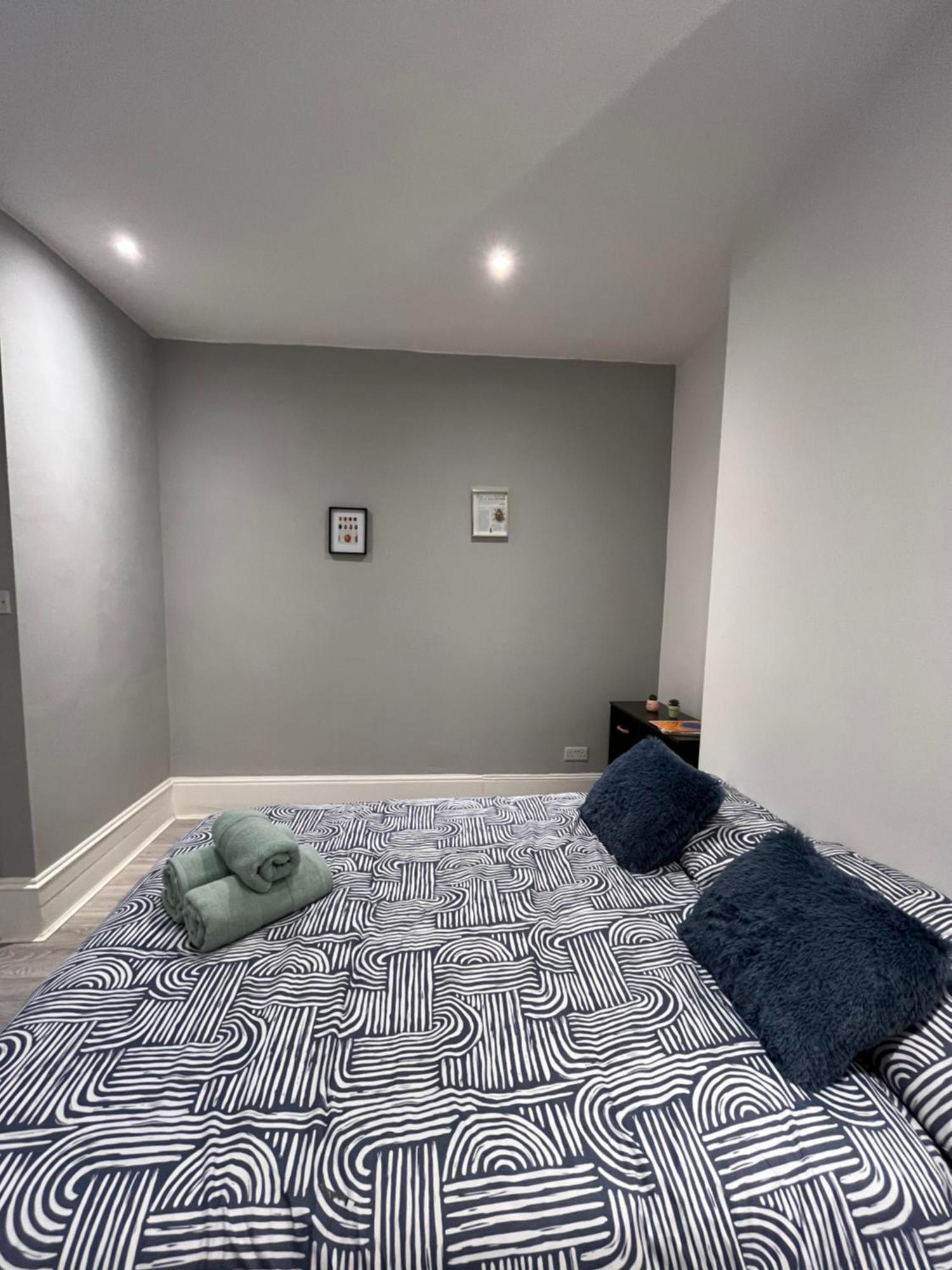 Super 2 Bed Flat Lägenhet London