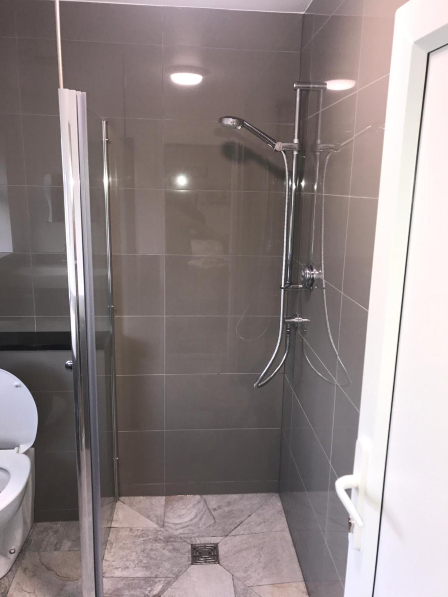 En-suite Soft Water Air Conditioning Tv Neo Guest house London