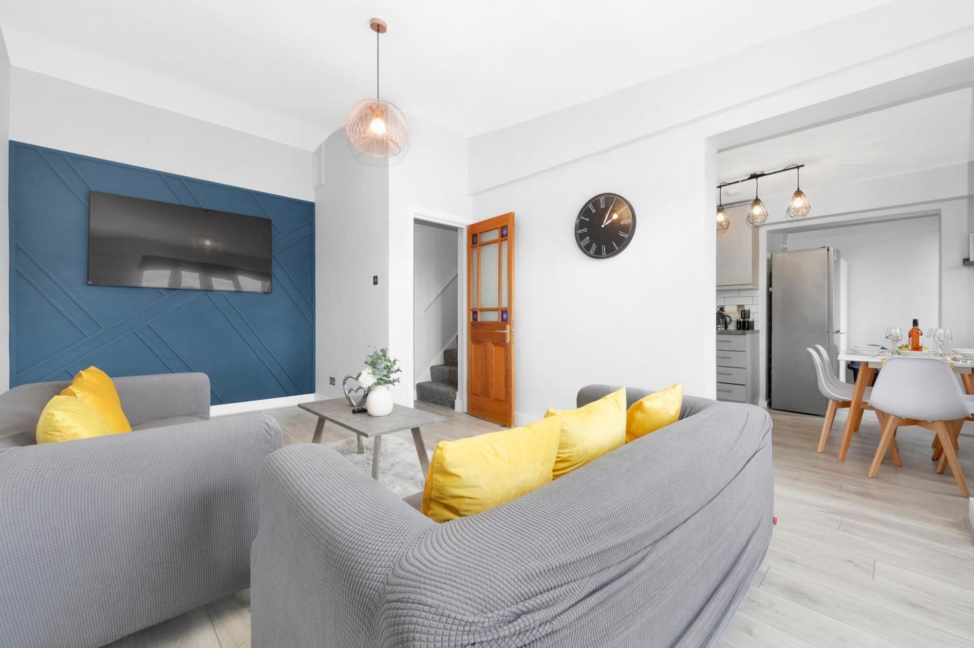 Waterside 4 Bed Apartment London
