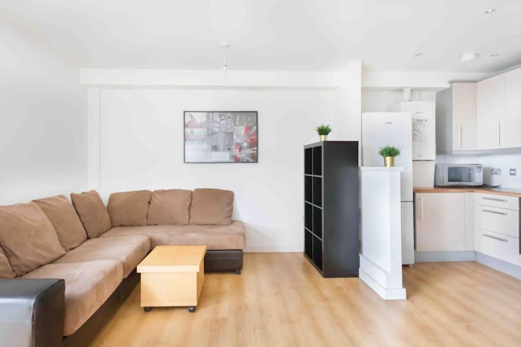 Spacious 2 Bedroom In Near Tube Appartamento