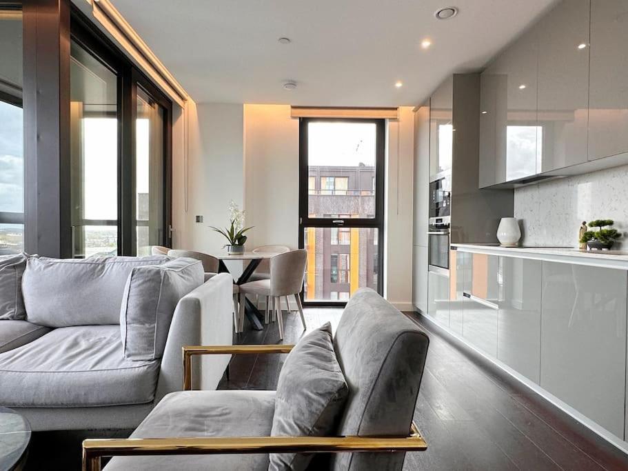 Luxurious And Spacious Near Us Embassy * Londra