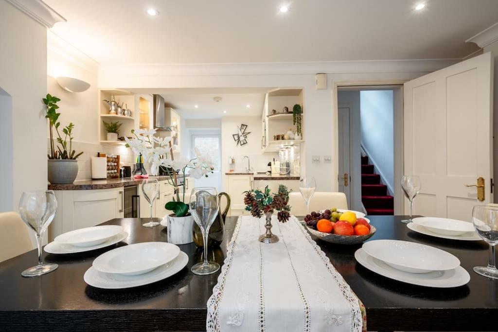 Spacious, Bright & Cosy ~ Ideal Victoria Location! Villa Londen