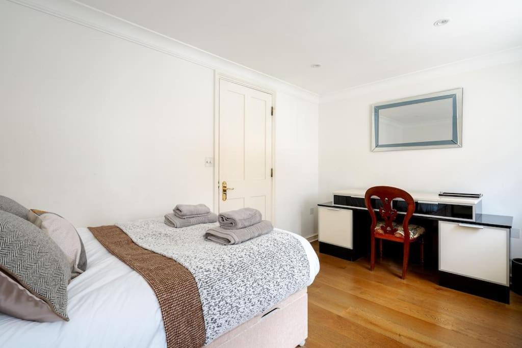 Villa Spacious, Bright & Cosy ~ Ideal Victoria Location! Londen