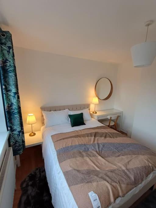 Spacious 3 Bed Flat Opp Springfield Park, Hackney. Apartment London