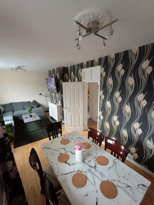 Spacious 3 Bed Flat Opp Springfield Park, Hackney. Apartment
