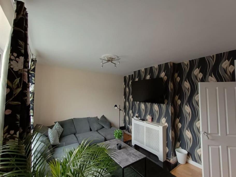 Spacious 3 Bed Flat Opp Springfield Park, Hackney. * London
