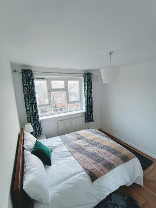 Spacious 3 Bed Flat Opp Springfield Park, Hackney. *