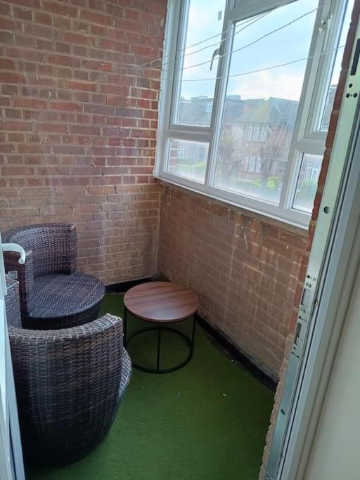 Spacious 3 Bed Flat Opp Springfield Park, Hackney. Lägenhet