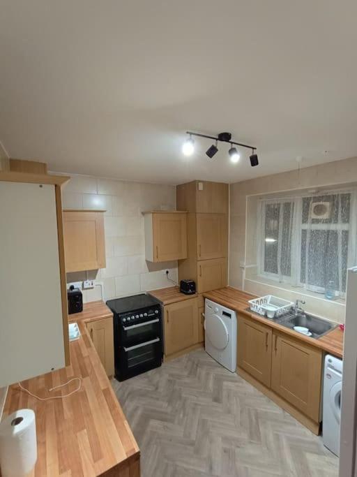Apartment Spacious 3 Bed Flat Opp Springfield Park, Hackney. *