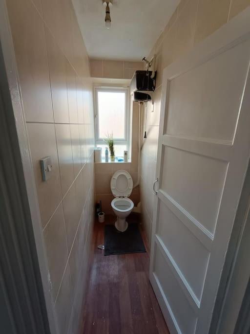 Spacious 3 Bed Flat Opp Springfield Park, Hackney. Apartment London