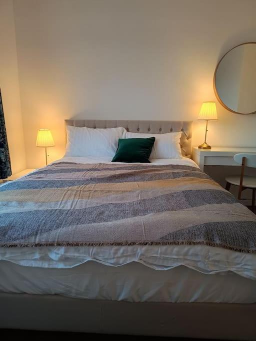 Spacious 3 Bed Flat Opp Springfield Park, Hackney. London