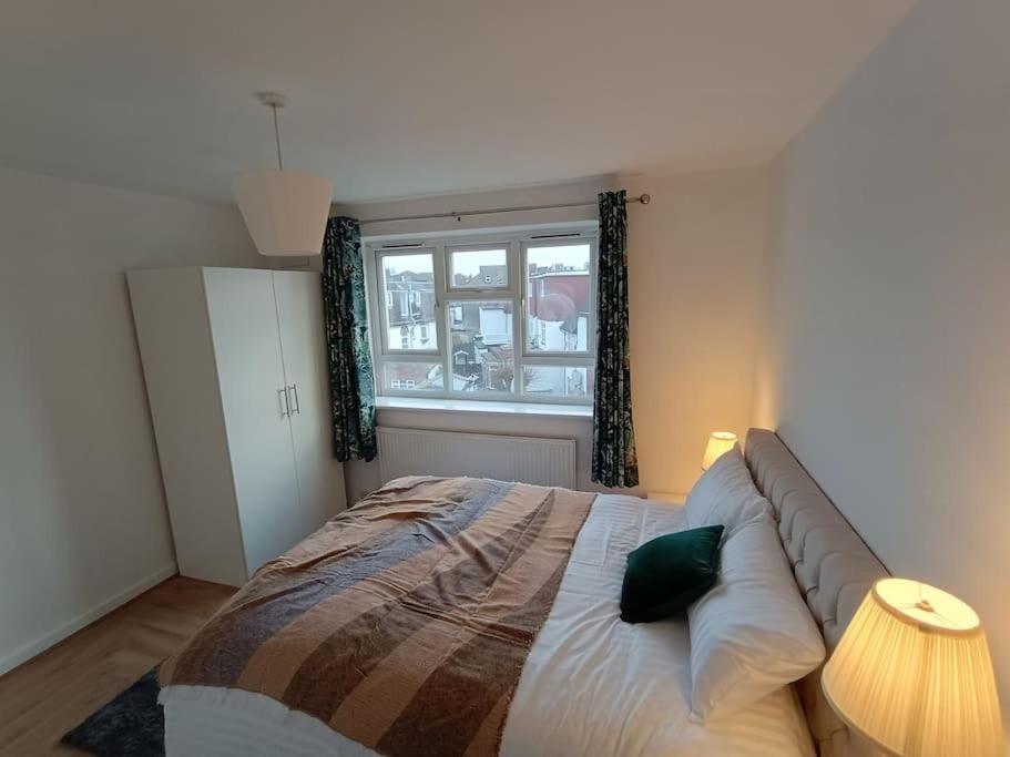 Spacious 3 Bed Flat Opp Springfield Park, Hackney. Lägenhet London